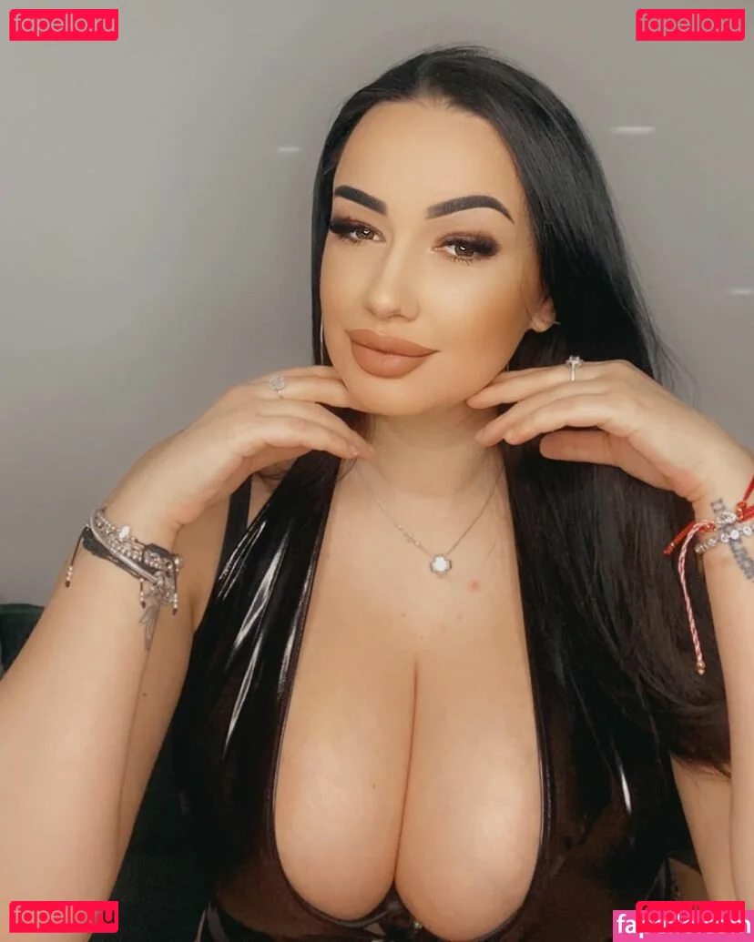 Busty Sexy Lora Onlyfans Photo Gallery 