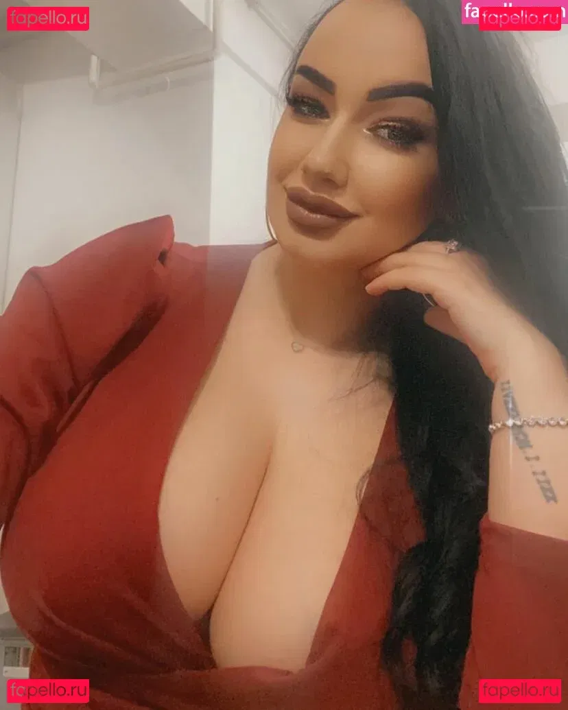 Busty Sexy Lora Onlyfans Photo Gallery 