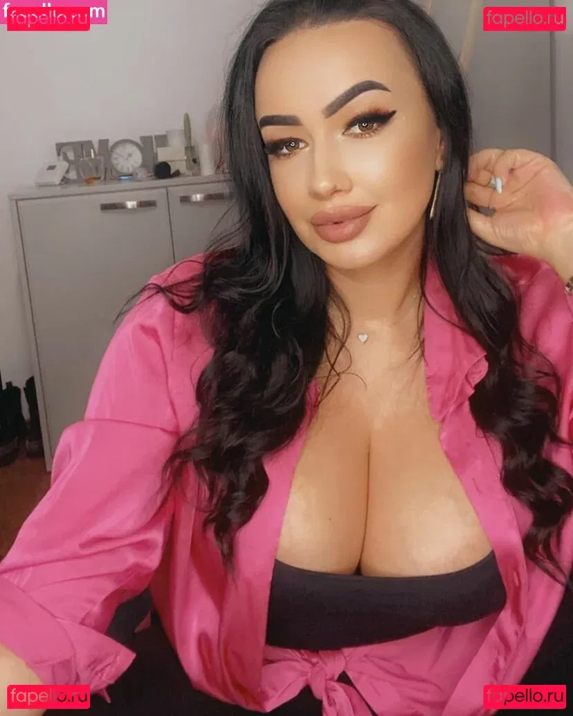 Busty Sexy Lora Onlyfans Photo Gallery 