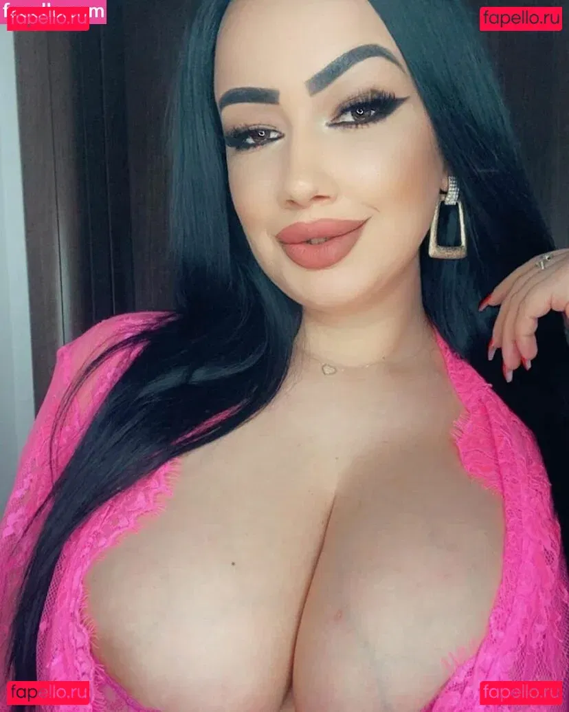 Busty Sexy Lora Onlyfans Photo Gallery 