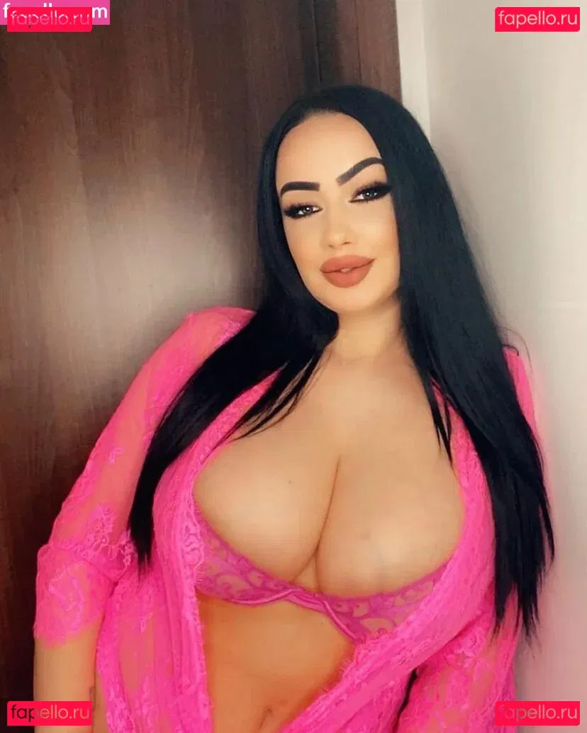 Busty Sexy Lora Onlyfans Photo Gallery 