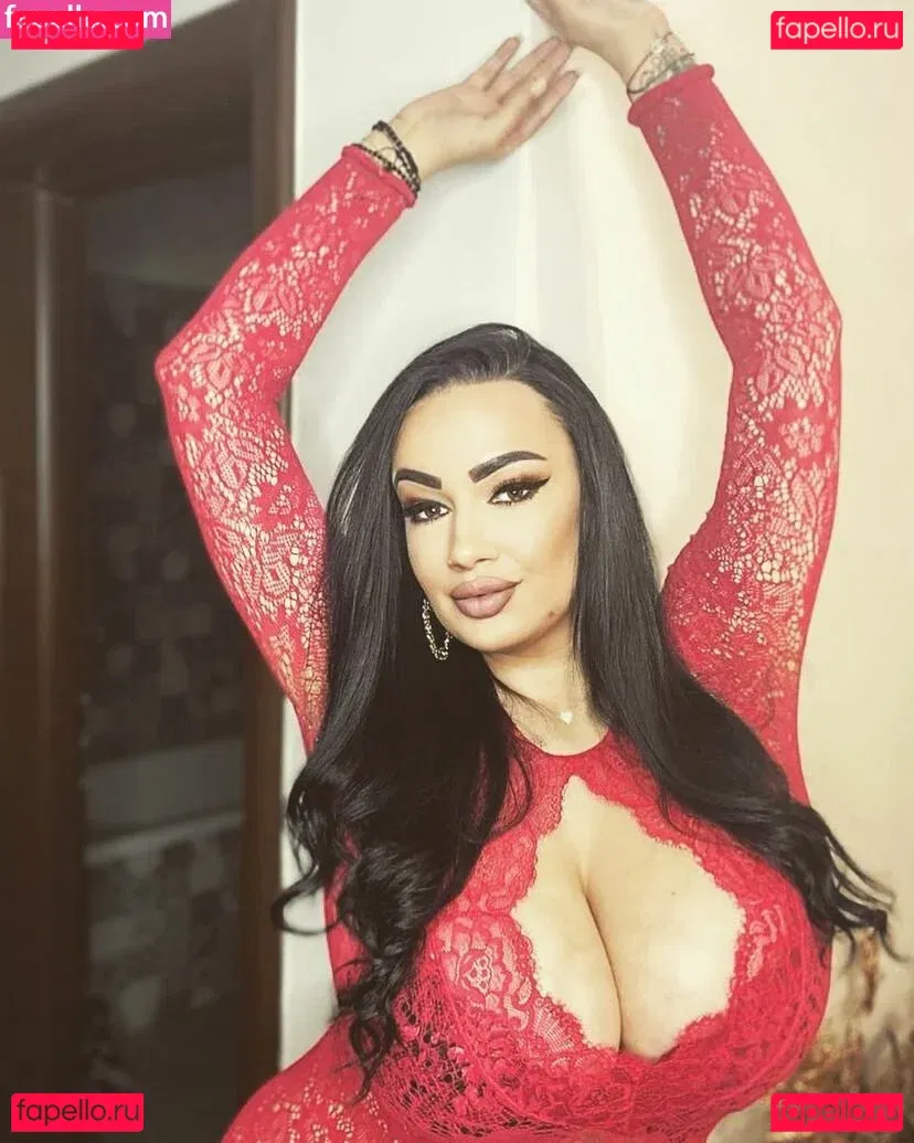 Busty Sexy Lora Onlyfans Photo Gallery 