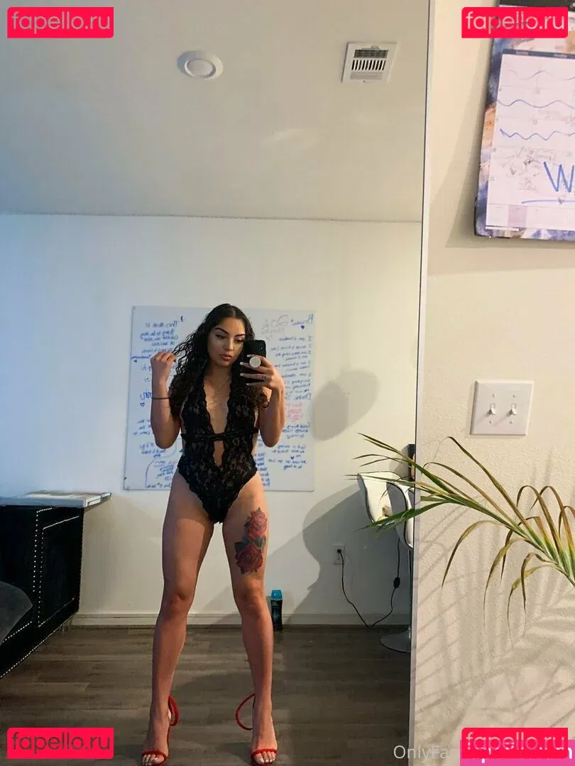 ulyra.me Onlyfans Photo Gallery 