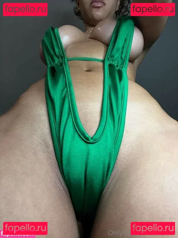 ulyra.me Onlyfans Photo Gallery 