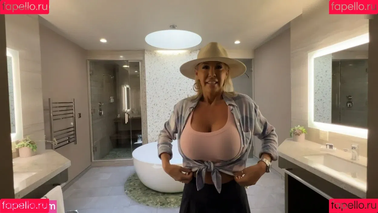 Wifeys World / Sandra Otterson Onlyfans Photo Gallery 