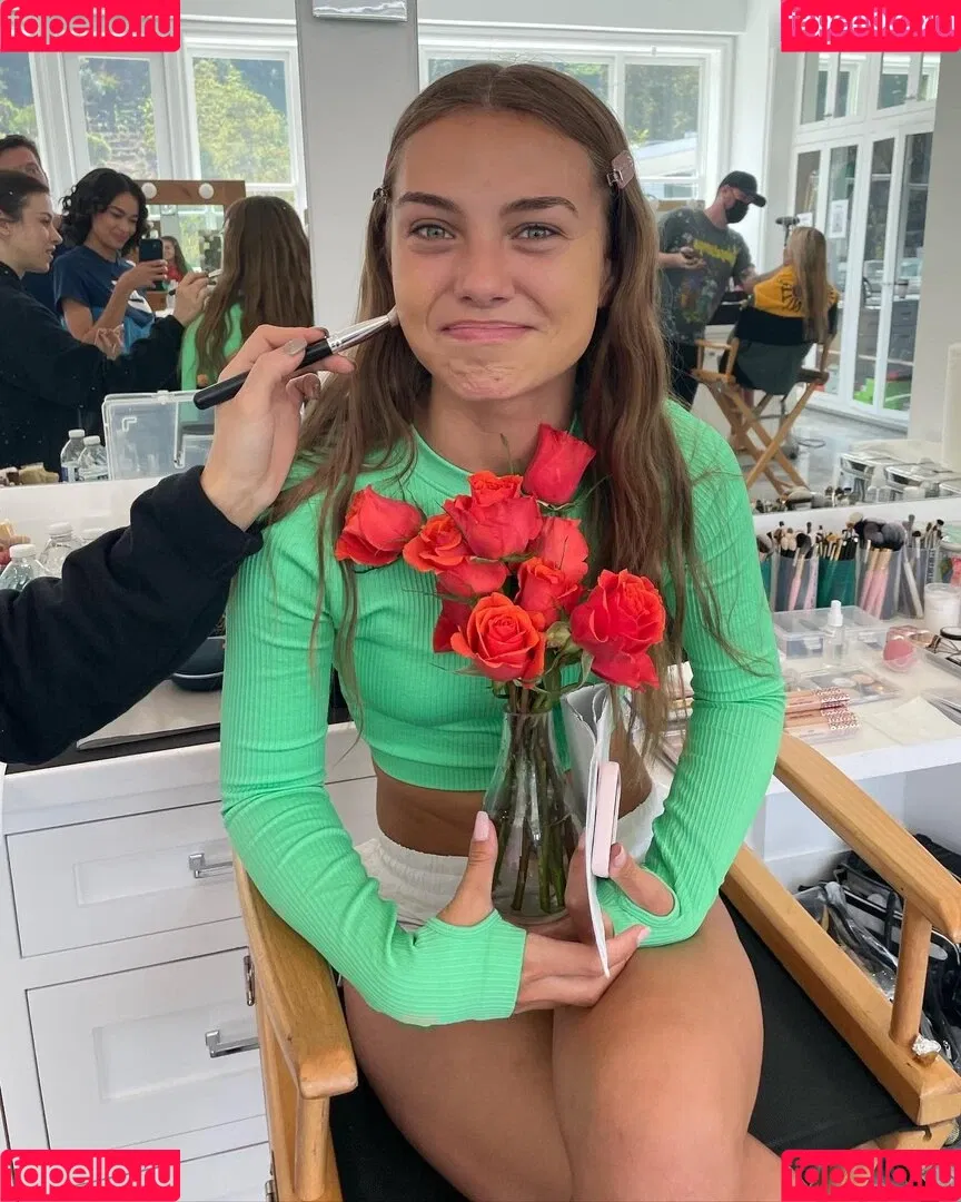 Caitlin Carmichael Onlyfans Photo Gallery 