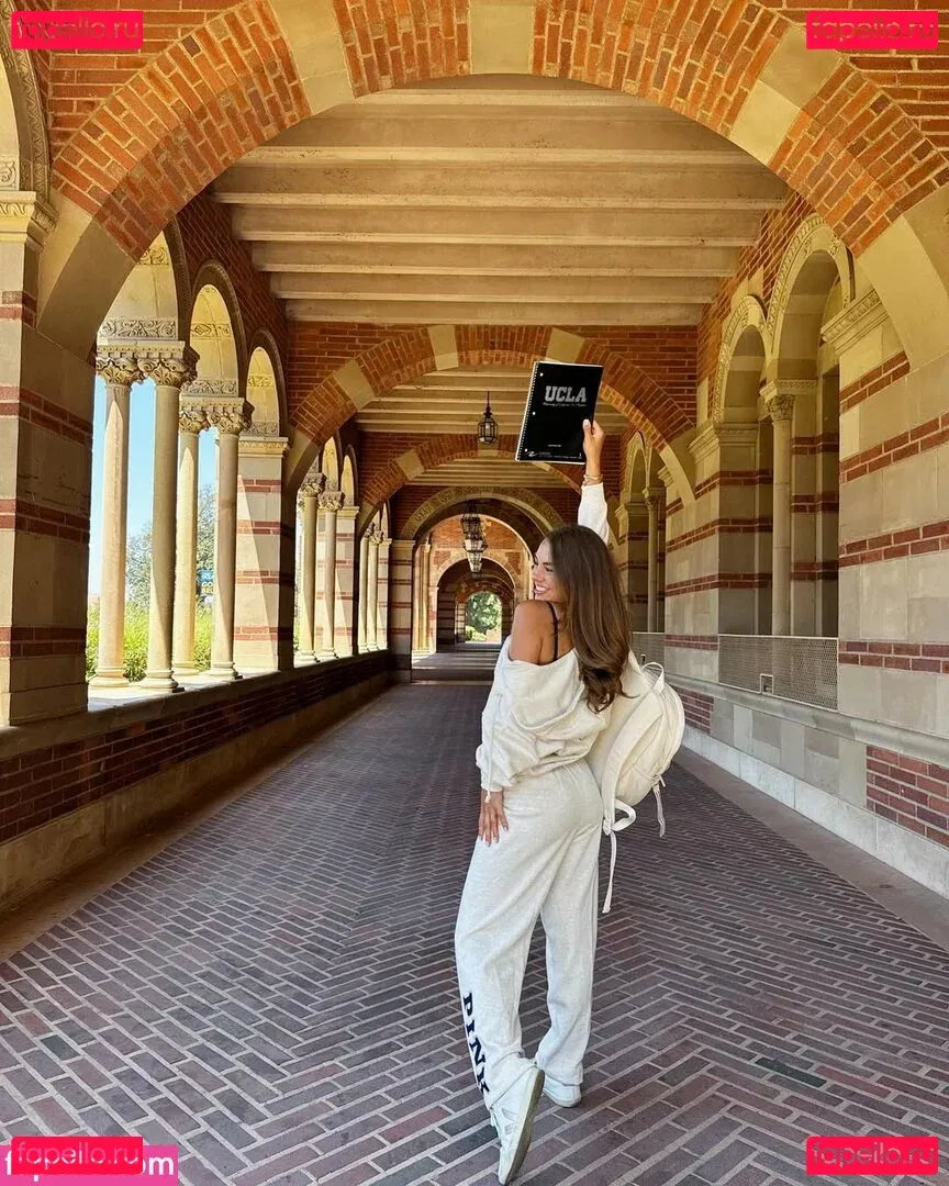 Caitlin Carmichael Onlyfans Photo Gallery 