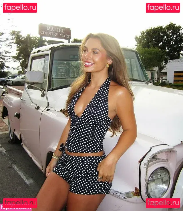 Caitlin Carmichael Onlyfans Photo Gallery 