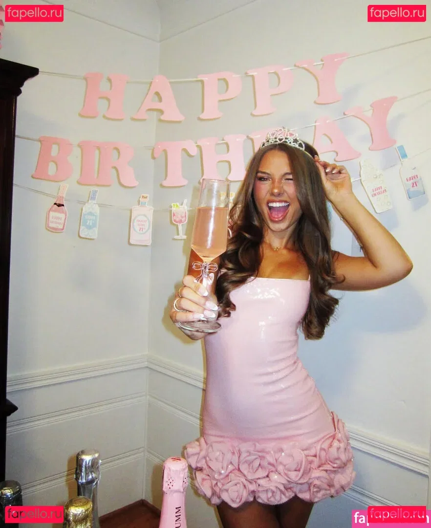 Caitlin Carmichael Onlyfans Photo Gallery 