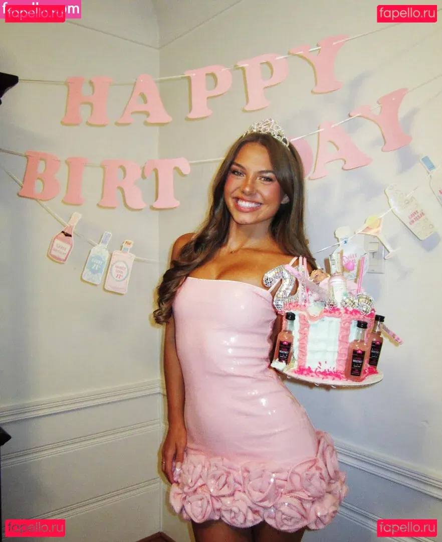 Caitlin Carmichael Onlyfans Photo Gallery 