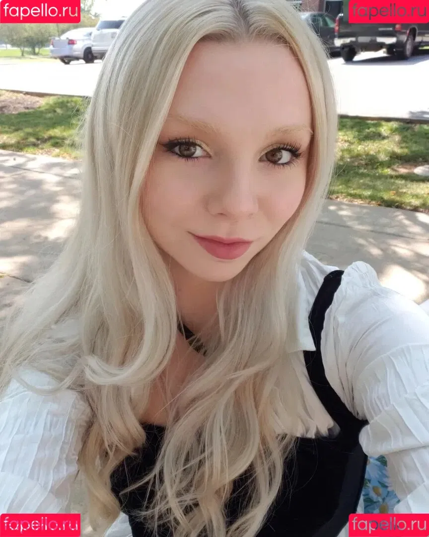 Averi Roselyn Onlyfans Photo Gallery 