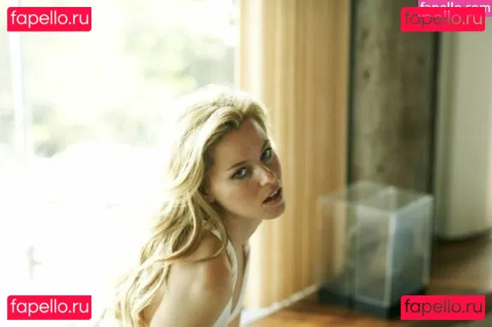 Elizabeth Banks Onlyfans Photo Gallery 